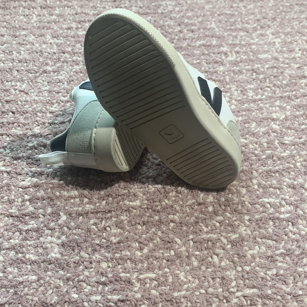 Veja V- 10 Sneaker - Picture 10 of 11